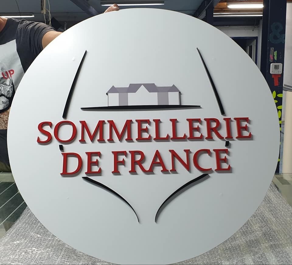 Logo en relief en plexi de couleur