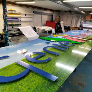 Lettres en dibond sur entretoises